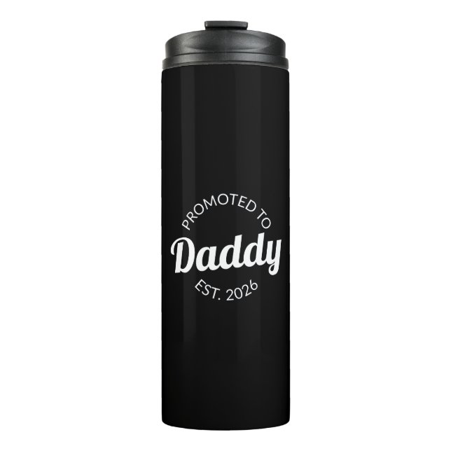 Für Daddy Est befördert. 2026 Thermosbecher (Vorderseite)
