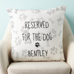 Für den Hund reserviert - Paw Print - Dog Lover Kissen<br><div class="desc">Reserviert für den Hund ! Koordiniert mit unserer "My Side Dog's Side" Bedroom Decor Collection - Zeig wer das Haus und das Schlafzimmer mit diesem super niedlichen Hundenkissen und Bettkollektion regiert. Der graue Pfotenprint und die Knochen zeichnen sich durch einen sehr subtilen Hintergrund aus, der sich mit jedem Dekor abstimmt....</div>