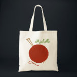 Für die Liebe der Knittertasche Tragetasche<br><div class="desc">Ein tolles Geschenk für Strickliebhaber. Eine Garnkugel mit Herz- und Stricknadeln macht die Liebe des Strickens einfach. Personalisieren mit einem Namen. Eine tolle Tasche,  um Garn und Vorräte zu tragen. Original-Kunstwerk von Night Owl's Menagerie,  2010.</div>