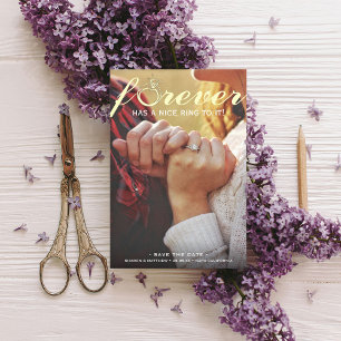 Für immer hat einen schönen Klang! Verlobungsfoto Save The Date