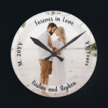 Für immer in der Liebe Hochzeitstag Jubiläum Foto Runde Wanduhr<br><div class="desc">Behalt deinen bedeutendsten anderen nah mit diesem Foto Jubiläum zu halten Foto,  Stimmung,  Name,  Ehe und Anzahl der Jahre verheiratet. Composite Design von Holiday Hearts Designs.</div>