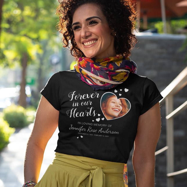 Für immer in unserem Hearts-Gedächtnis T-Shirt (Von Creator hochgeladen)