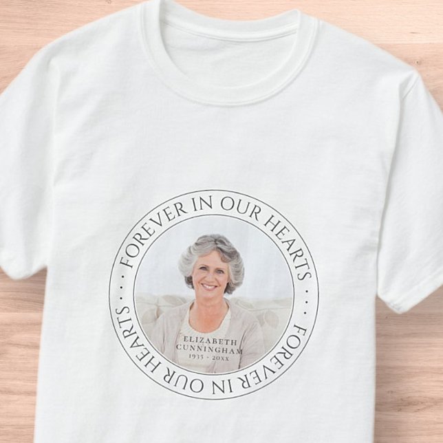 Für immer in unserem Herz Memorial Elegantes Foto T-Shirt (Von Creator hochgeladen)