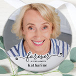 Für immer in unserem Herzen - Beileid Keepake Memo Button<br><div class="desc">Ehre deinen Lieben mit einem eigenen Foto-Gedenkknopf. Dieser einzigartige Gedenkknopf ist das perfekte Geschenk für sich selbst, Familie oder Freunde, um Ihre Lieben zu ehren. Zitat " Forever in unseren Herzen . " Anpassen mit beliebtem Foto & Name. Dieser Gedenkknopf eignet sich perfekt für Beerdigungsgeschenke oder Feiern von Lebensfeiern. COPYRIGHT...</div>