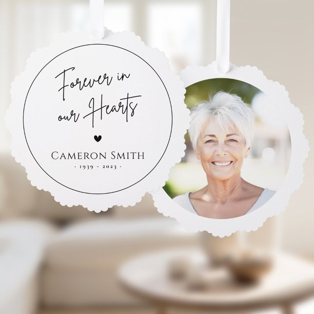 Für immer in unseren Herzen Denkmal Foto moderne D Ornament Karte (Forever in our hearts memorial photo modern script ornament card)
