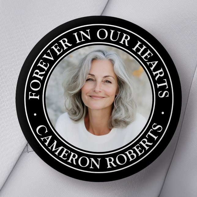 Für immer in unseren Herzen schwarze Umrandung Fot Button (Forever in our hearts black border photo memorial button)