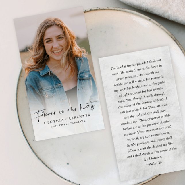 Für immer in unserer Herz-Gedächtniskarte (Simple typography photo overlay forever in our hearts memorial cards.)