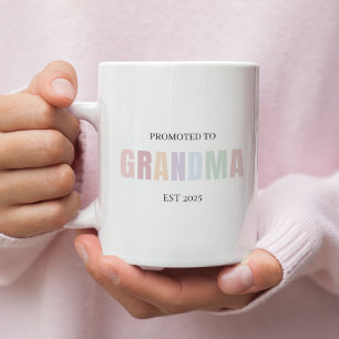 Für Oma EST 2025 Tasse befördert   Personalisiert