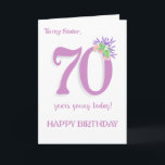 Für Sister 70. Geburtstagslavender und Rose Card Karte<br><div class="desc">Eine schicke 70. Geburtstagskarte für Ihre Schwester mit Vintagem Look. Die Titelbotschaft lautet: "An meine Schwester heute 70 Jahre jung! GLÜCKLICH GEBURTSTAG, es gibt ein Spray von duftenden Blume im Sommer, Albertinische Rose, Lavendel und Mock Orange (Philadelphus), oben auf der Zahl '0', die mit allen Schriften, die in einem rosa...</div>