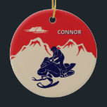 Für Snowmobiler Grafik Personalisiert Keramik Ornament<br><div class="desc">Erstellen Sie ein personalisiertes Geschenk für Ihren Lieblings-Schneemobil. Dieser Weihnachtsbaumschmuck hat eine Vintage Abbildung eines Schneemobils und Fahrers in marinebaublauem Set vor einem Hintergrund von cremefarbenen oder elfenbeinfarbenen Bergen vor einem roten Hintergrund. Es ist bereit,  mit einem Namen in cremefarbenen und blauen Buchstaben personalisiert zu sein.</div>