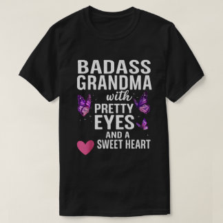 Furchtbare Oma mit hübschen Augen und einem süßen T-Shirt