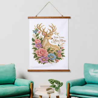 Fürchte dich weniger, strahle mehr: Zierhirsch mit Wandteppich Mit Holzrahmen