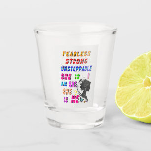 Furchtlos stark und unaufhaltsam ist sie schnapsglas