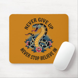 Furchtloser Geist: Kühne Schlange und Rose Kunstwe Mousepad