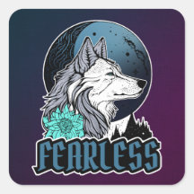 Furchtloser weißer Wolf unter dem Mond