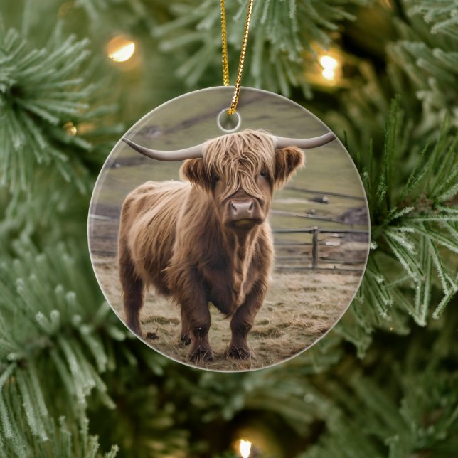 **"Furry Majestät: The Wooly Brown Highland Cow"** Keramik Ornament (Baum)