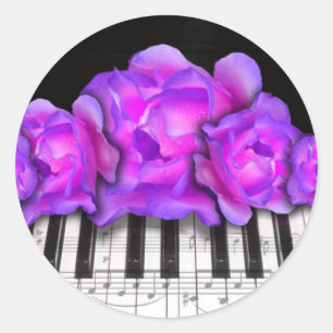 Fushia Rosen und Klavier-Tastatur und Anmerkungen Runder Aufkleber