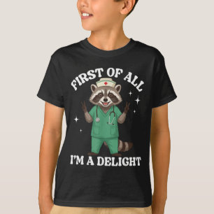 Fuß einer lustigen Waschbär-Krankenschwester im Sc T-Shirt