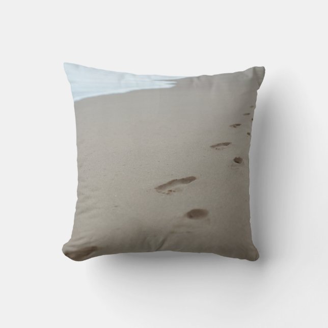 Fußabdrücke an einem weißen Strand in Mosambik Kissen (Vorderseite)