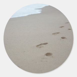 Fußabdrücke an einem weißen Strand in Mosambik Runder Aufkleber