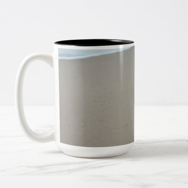 Fußabdrücke an einem weißen Strand in Mosambik Zweifarbige Tasse (Links)