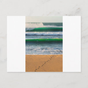 Fußabdrücke auf Sandstrand und grüne Wellen Postkarte