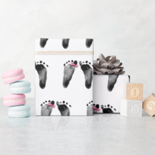 Fußabdrücke eines Babymädchens mit rosa Schleife Geschenkpapier