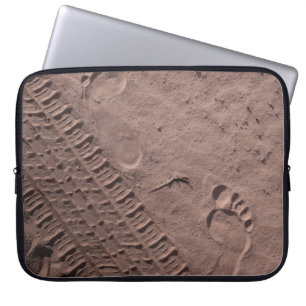 Fußabdrücke im Sand Laptopschutzhülle