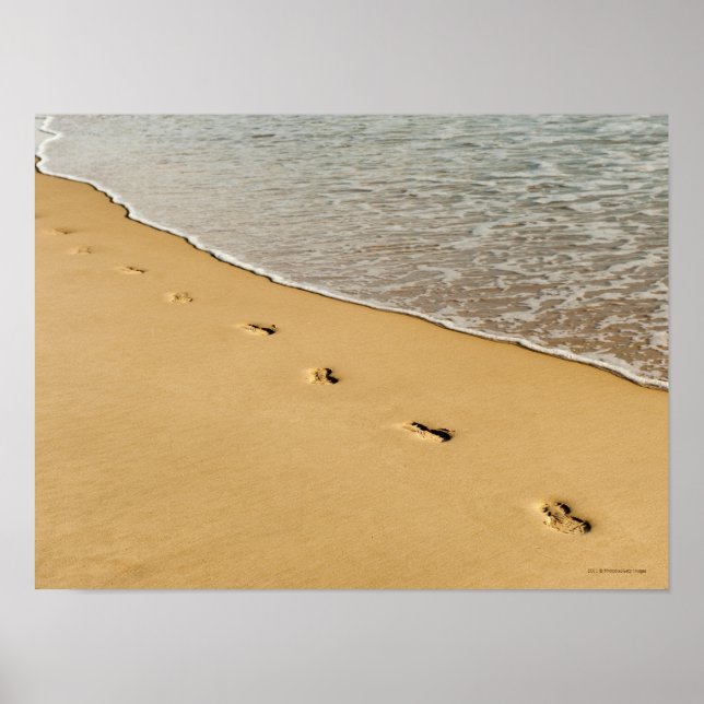 Fußabdrücke in Sand mit Wave Poster (Vorne)