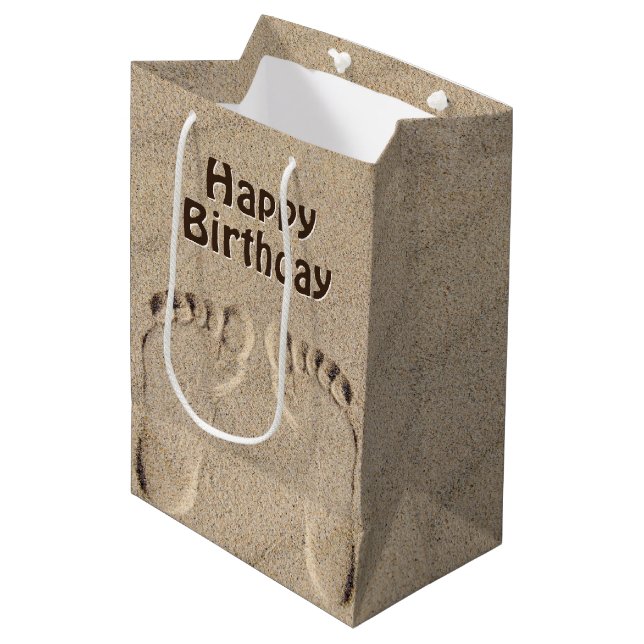 Fußabdrücke von Sand Birthday Mittlere Geschenktüte (Vorderseite Schrägansicht)