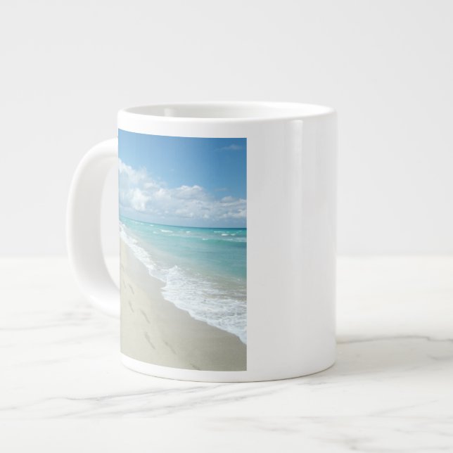 Fußabdrücke von White Sandy Beach, Landschaftlich  Jumbo-Tasse (Vorderseite Links)