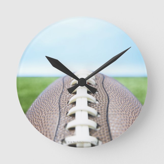 Fußball auf Gras 2 Runde Wanduhr (Vorderseite)