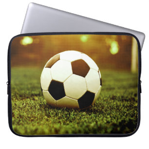 Fußball auf Gras Laptopschutzhülle