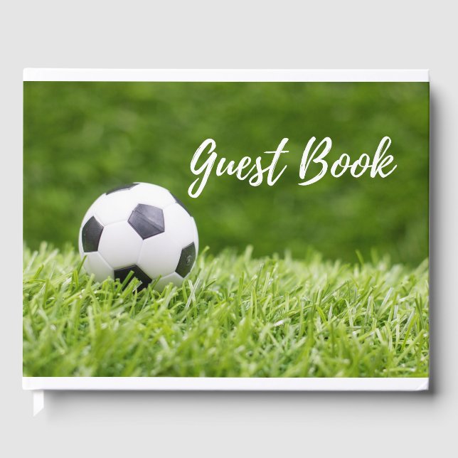 Fußball auf grünem Gras Gästebuch (Vorderseite)
