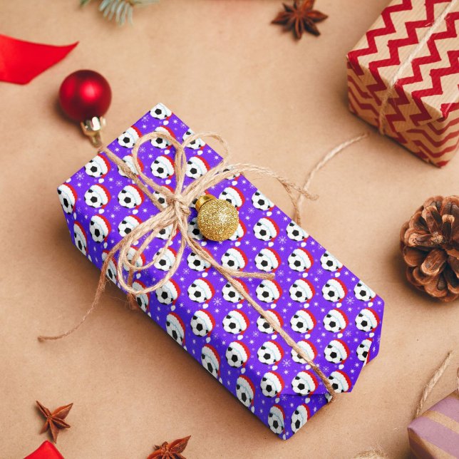 Fußball-Ball mit Hut und Schneeflocken des Weihnac Geschenkpapier (Von Creator hochgeladen)