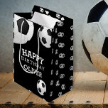 Fußball-Ball Sport-Happy Geburtstag Name Mittlere Geschenktüte<br><div class="desc">Fußball Ball Sport Glück Geburtstag Name Geschenktasche. Fußball,  Fußballbälle mit einem guten Geburtstag wünschen sich auf schwarzem Hintergrund. Personalisieren Sie mit Ihrem Namen und machen Sie eine besondere persönliche Geschenktasche für einen Jungen oder ein Mädchen,  die Fußball,  Fußball Liebe.</div>