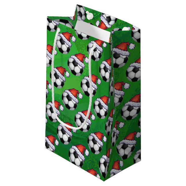 Fußball-Ball-Weihnachtsmannmütze auf Grün Kleine Geschenktüte (Vorderseite Schrägansicht)