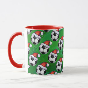 Fußball-Ball-Weihnachtsmannmütze auf Grün Tasse