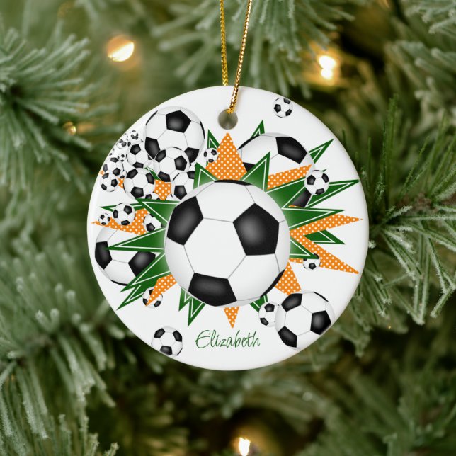 Fußball-Bälle Grüne orangefarbene Sterne Mädchen S Keramik Ornament (Baum)