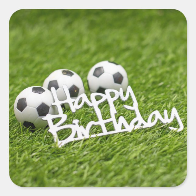 Fußball-Bälle mit Happy Birthday Wort auf Grün Quadratischer Aufkleber (Vorderseite)