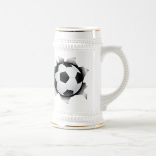 Fußball durch Metallblatt Bierglas