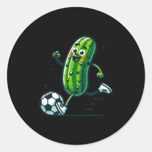 Fußball-Gurke kickt Ball lustiger Pickle-Spieler Runder Aufkleber