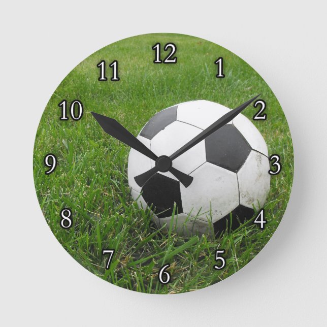 Fußball im Gras Runde Wanduhr (Vorderseite)