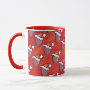 Fußball in Weihnachtsmannmütze über Rot Tasse