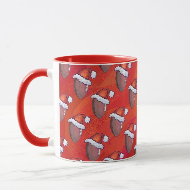 Fußball in Weihnachtsmannmütze über Rot Tasse (Links)