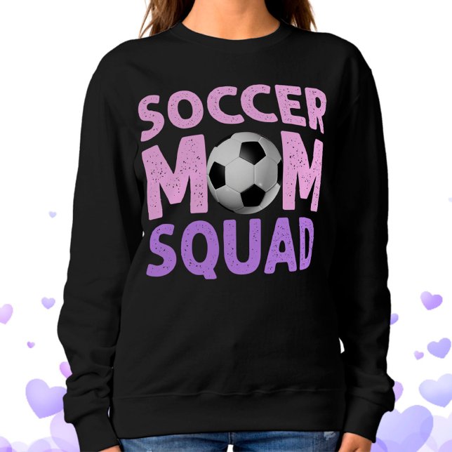 Fußball-Mama in Rosa und Lila Sweatshirt (Von Creator hochgeladen)
