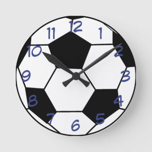 Fußball mit blauer Wanduhr