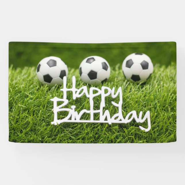 Fußball mit Happy Birthday Schild auf grün (Horizontal)