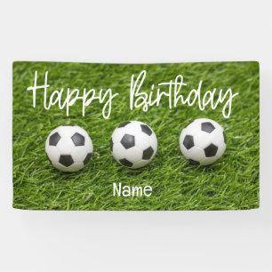 Fußball mit Happy Birthday Schild auf grün