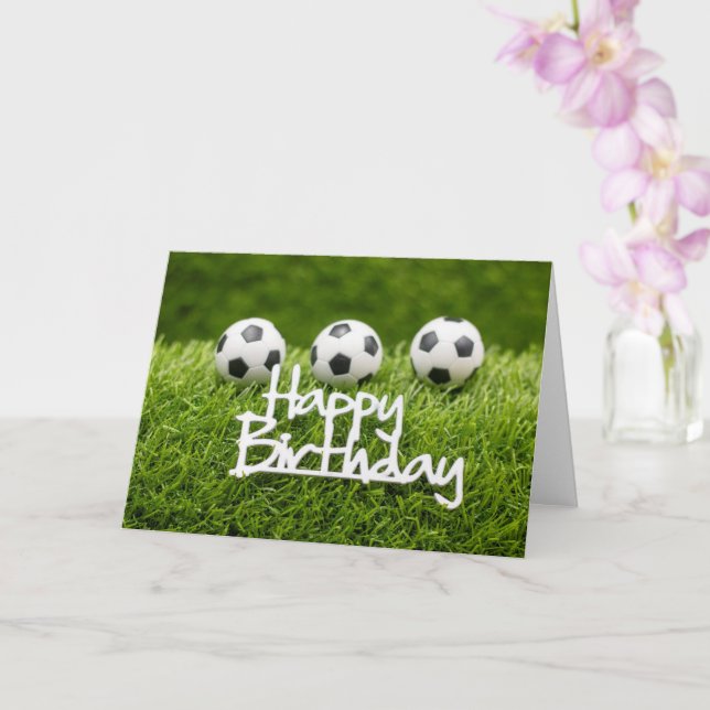 Fußball mit Happy Birthday Schild auf grün Karte (Orchidee)